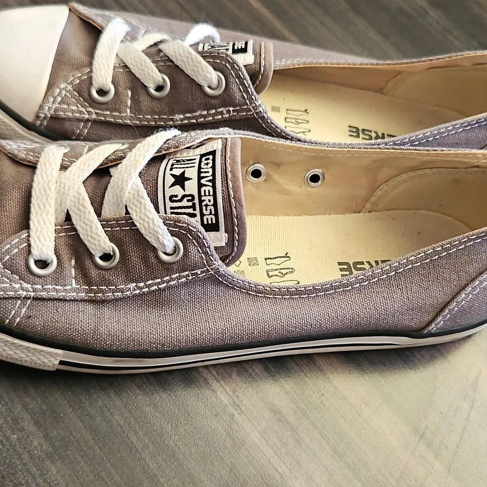 Size 9 Clean Converse! - Picture 4 of 6